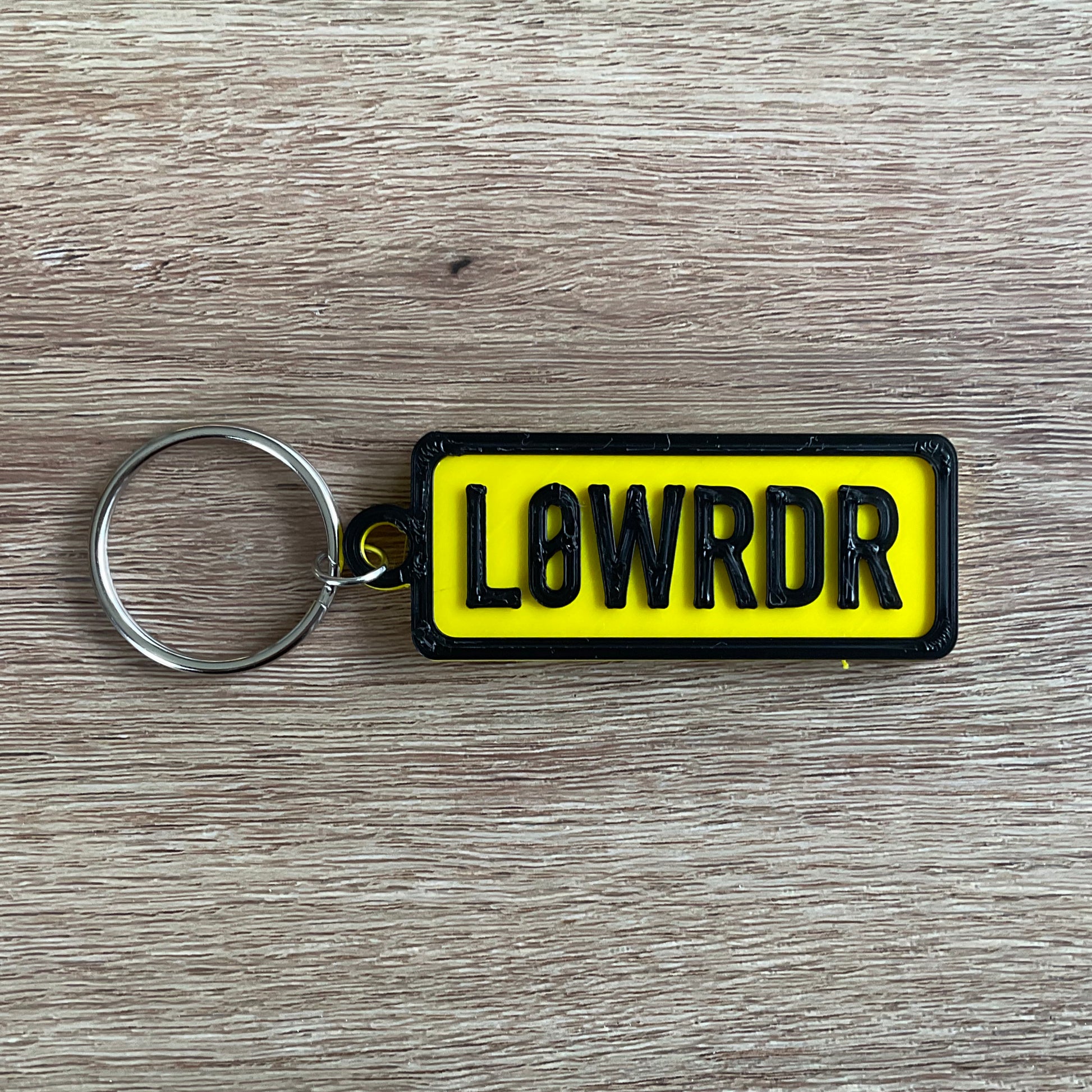 a picture of the black on yellow version of the lowrider numberplate keychain.