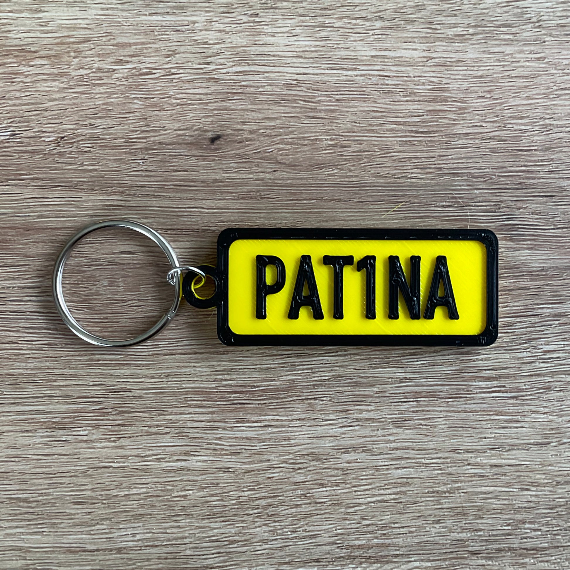 a picture of the patina numberplate keychain in yellow